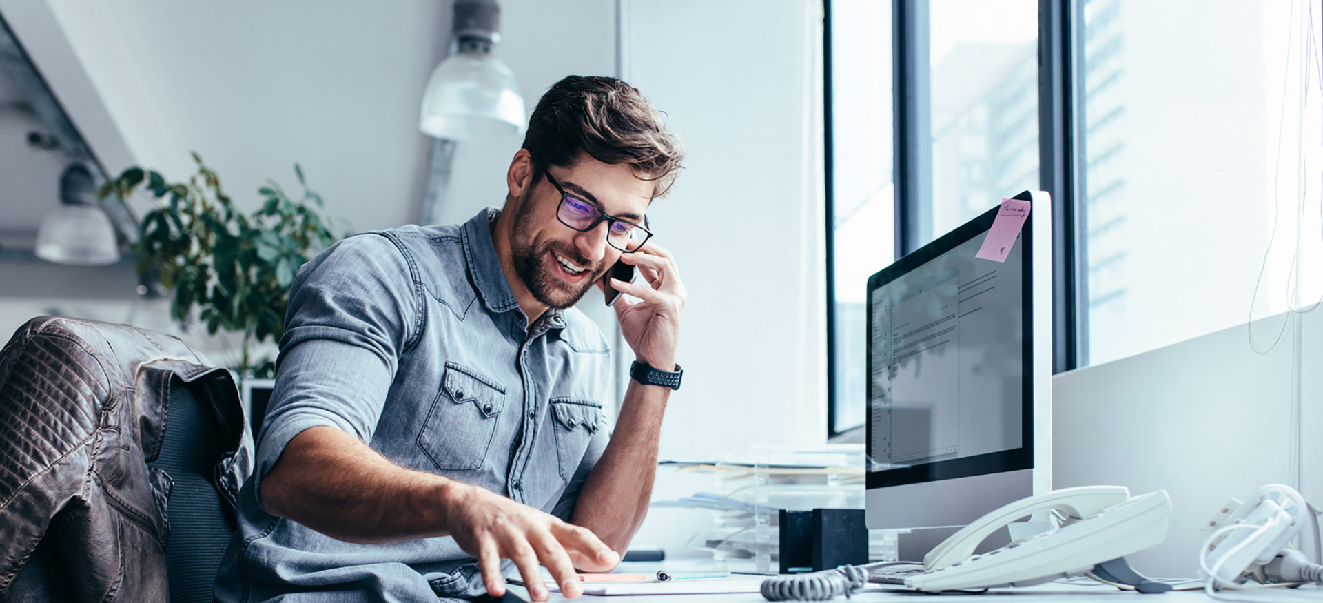 Mitarbeiter im Gespräch am Telefon